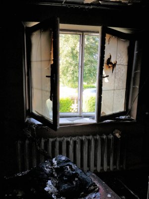 Okopcone okno w pomieszczeniu, gdzie doszło do pożaru