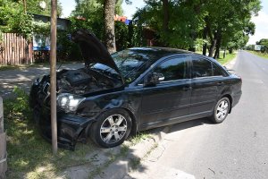 Uszkodzony samochód na poboczu drogi