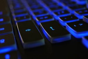 fragment klawiatury komputera podświetlanej na niebiesko