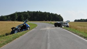 Dwa uszkodzone pojazdy: toyota i volkswagen po obu stronach drogi w rowie.