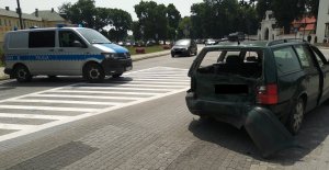 Uszkodzony VW Passat. Obok stoi radiowóz policyjny