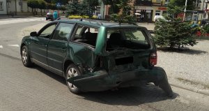 Uszkodzona samochód stoi na jezdni