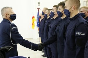 Komendant Wojewódzki Policji w Lublinie gratuluje nowemu funkcjonariuszowi.