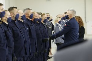 Komendant Wojewódzki Policji w Lublinie gratuluje nowym funkcjonariuszom.