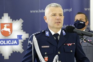 Komendant Wojewódzki Policji w Lublinie przemawia do zgromadzonych funkcjonariuszy.