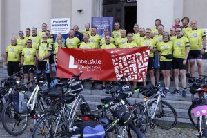 Grupowe zdjęcie uczestników pielgrzymki rowerowej.