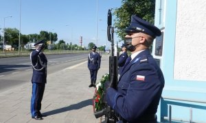 komendant oddaje honor przed pomnikiem