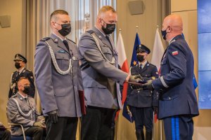 dwóm policjantom gratulacje składa Komendant Główny Policji