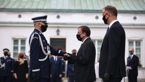 komendant wojewódzki Policji w Lublinie nadinsp. Artur Bielecki odbiera szablę z rąk Ministra SWiA