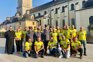 policyjni pielgrzymi z kapelanem