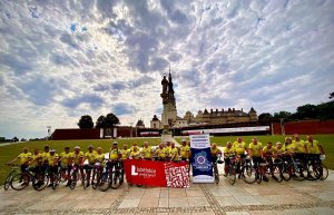 wspólne zdjęcie pielgrzymów rowerowych na Jasnej Górze