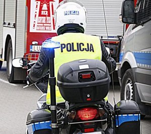 policyjny motocyklista na drodze.