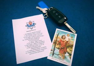 kluczyki, dekalog kierowcy i wizerunek Świętego Krzysztofa na masce pojazdu