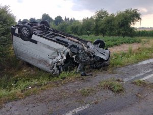 rozbite auto koloru białego leżące na dachu w rowie