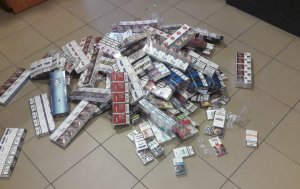 paczki papierosów na podłodze
