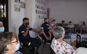 policjanci na spotkaniu z seniorami