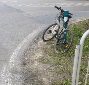 rower stojący na poboczu drogi
