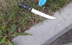 nóż leżący na trawie przy krawężniku