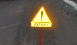 znak drogowy &quot;Wypadek&quot; postawiony na drodze