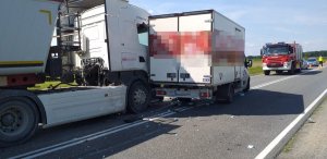 samochód ciężarowy i bus biorące udział w zderzeniu