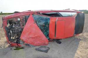 uszkodzony samochód marki audi stojący na boku
