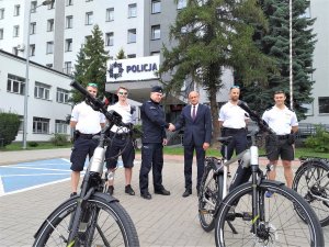 uścisk dłoni komendanta i prezydenta miasta, a także rowery i policjanci