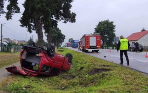 bus po wypadku na poboczu drogi