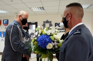 Wręczenie kwiatów Komendantowi Powiatowemu Policji w Kraśniku