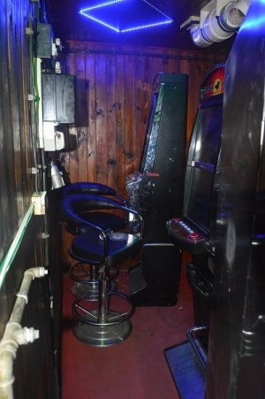 zabezpieczone dwa automaty do gier hazardowych stojące w pomieszczeniu