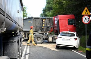 Zdjęcie wypadku i rozbitych pojazdów oraz służb