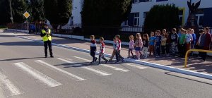 Dzieci przechodzące przez przejście dla pieszych