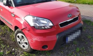 czerwony samochód marki Kia z rozbitym przodem