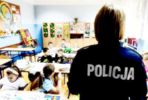 policjantka prowadzi zajęcia z dziećmi w klasie