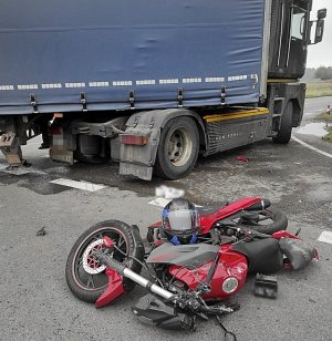 Zdjęcie przedstawia wypadek motoroweru i ciężarówki