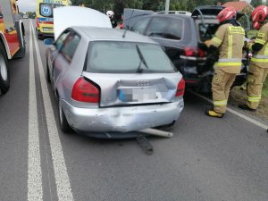 zdjęcie przedstawia uszkodzony samochód po zderzeniu