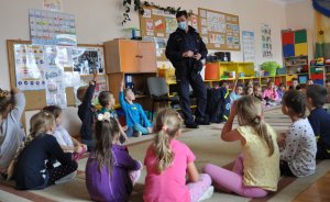 Policjant na spotkaniu z dziećmi