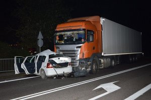 samochód osobowy oraz samochód ciężarowy, który uderzył w osobówkę. Miejsce wypadku drogowego