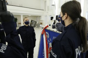 Policjanci ślubują na Sztandar Komendy Wojewódzkiej Policji w Lublinie podniesioną prawa dłonią