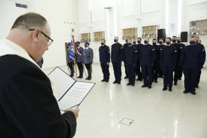 Kapelan lubelskiej policji błogosławi nowych policjantów.