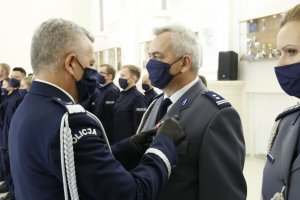 Komendant Wojewódzki Policji w Lublinie wręcza odznaczenia resortowe funkcjonariuszom.