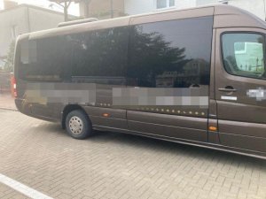 autobus koloru brązowego
