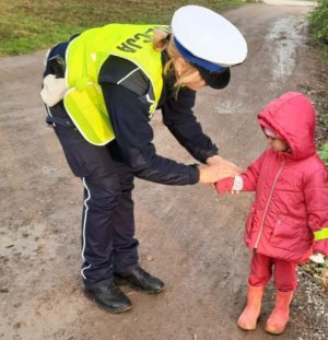 policjantka daje odblask dziecku