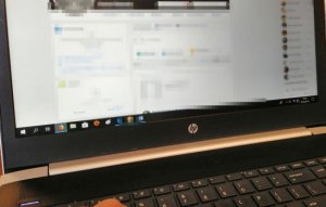 laptop z internetem