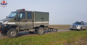 pojazd patrolu saperskiego i radiowóz policji