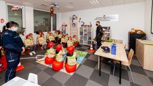 zajęcia strażakow i policjantów  z dziećmi w komendzie straży pożarnej w Lubartowie