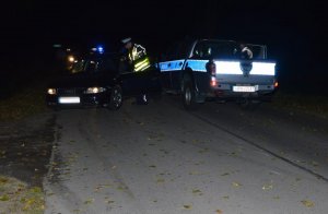 miejsce zdarzenia Audi oraz policyjny radiowóz stoją na poboczu