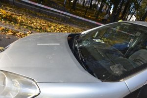 widoczna przednia część pojazdu koloru srebrnego z uszkodzoną szybą przednią.
