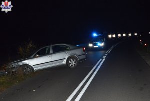 droga w miejscowości Ruszów samochód osobowy, który uderzył w barierę energochłonną, w tle stojący na drodze radiowóz