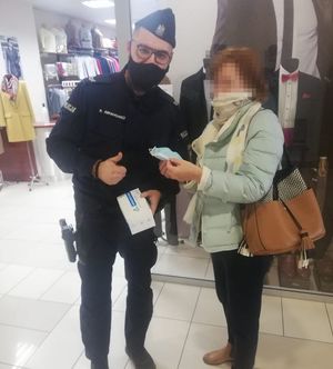 policjanci rozdają maseczki w sklepie