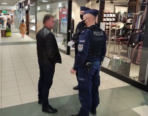 policjanci rozdają maseczki w sklepie